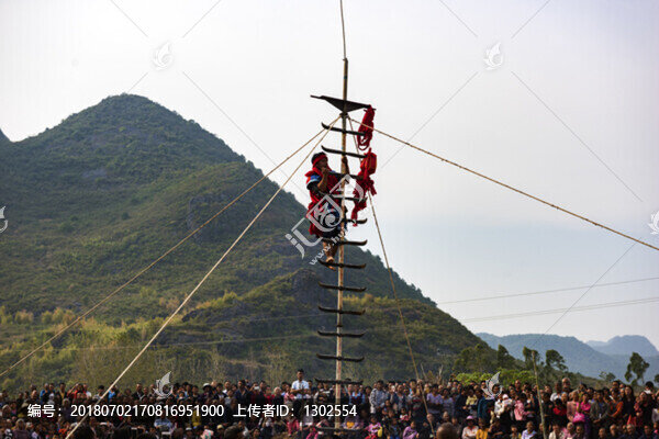 鄉(xiāng)下上刀山表演民俗高清JPG