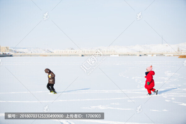 北方雪地玩耍的孩子