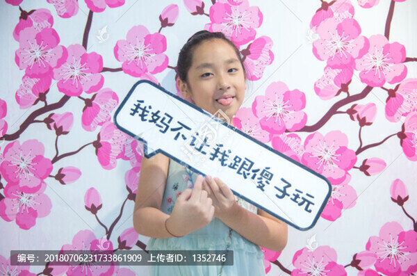 女孩和3D創(chuàng)意背景墻