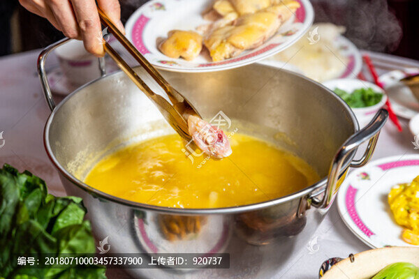 花膠魚(yú)翅燉雞湯