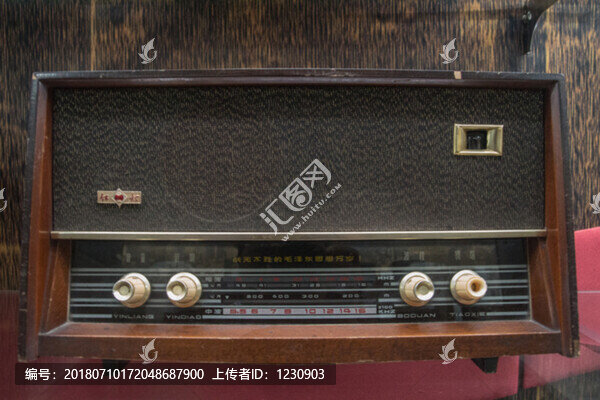 老式收音機(jī)