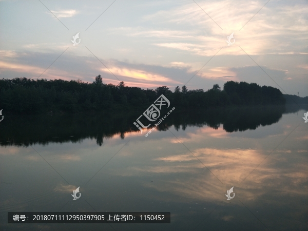 河流晚霞小船美景