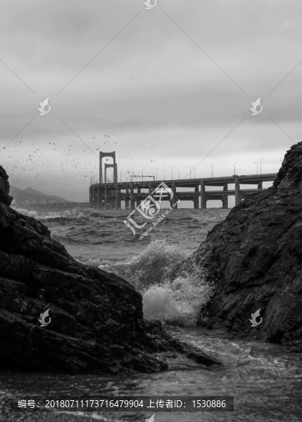 海浪和跨海大橋