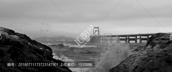 海浪和跨海大橋