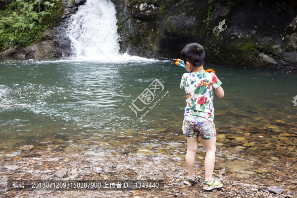 溪邊玩水小孩