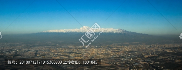 遠(yuǎn)望博格達(dá)峰