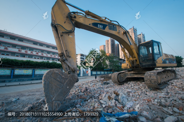 廢虛挖掘機(jī)