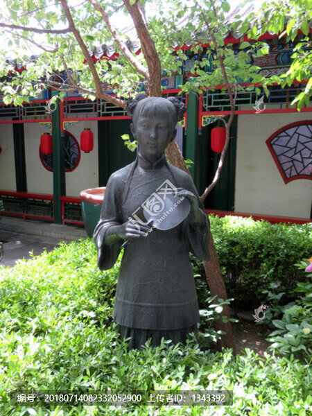 清代執(zhí)扇婦女雕塑