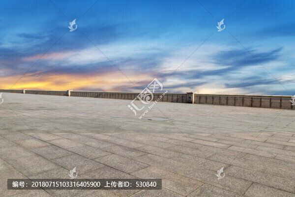 天空云彩和廣場(chǎng)地磚