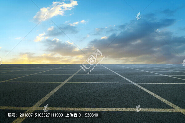 天空云彩和公路路面