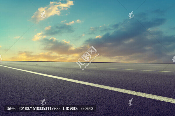 城市道路瀝青路面和天空云彩