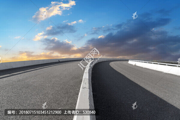 城市道路瀝青路面和天空云彩