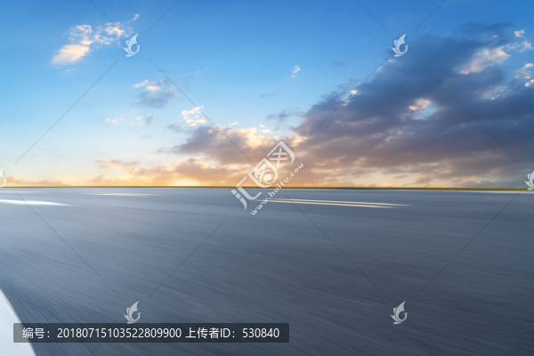 城市道路瀝青路面和天空云彩