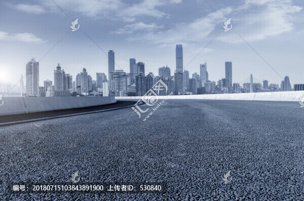 道路路面和城市建筑摩天大樓