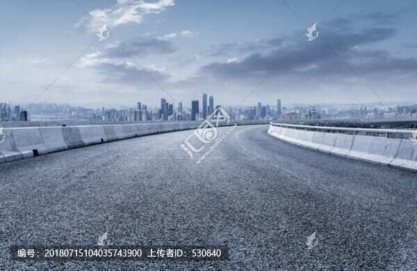 公路路面和城市建筑群