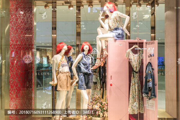 時(shí)尚女裝店內(nèi)景