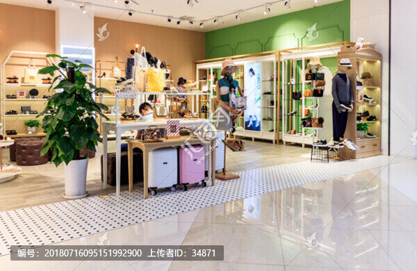 服飾箱包店內(nèi)景
