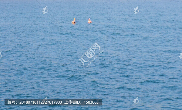 海中游泳