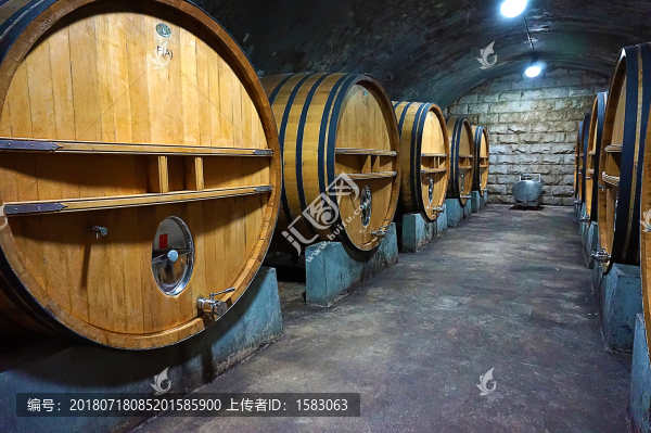 地下酒窖葡萄酒儲酒桶