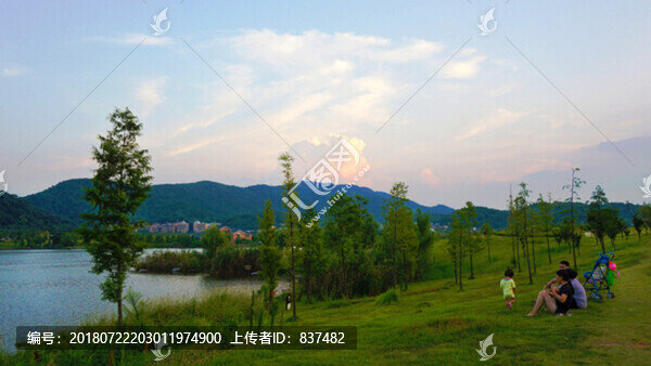 湖畔晚霞