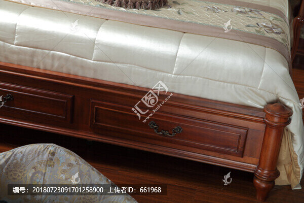 美式實(shí)木床尾特寫