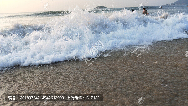 海灘戲水