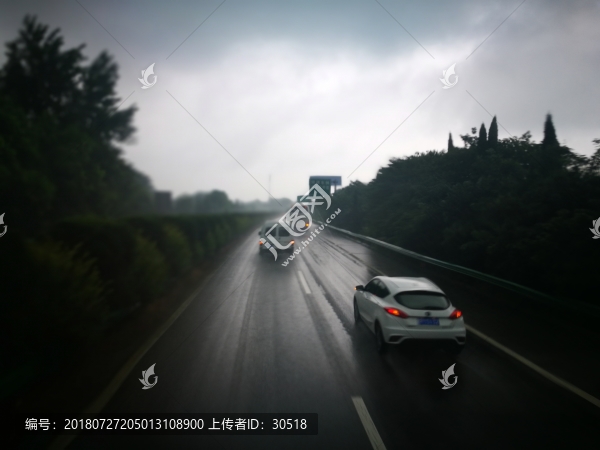 臺風中的高速公路