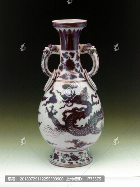 元景德鎮(zhèn)窯釉里紅云龍紋環(huán)耳瓶
