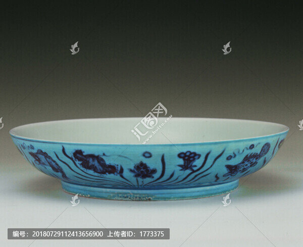 景德鎮(zhèn)窯孔雀綠釉青花蓮魚紋盤