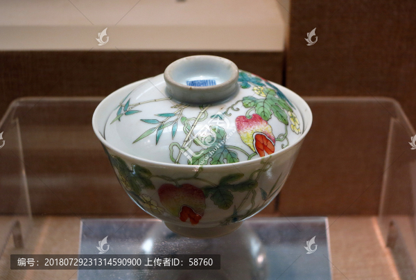 景德鎮(zhèn)官窯粉彩過墻花果紋蓋碗