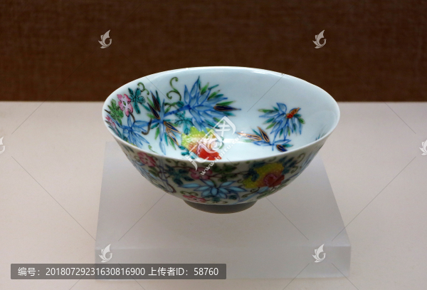 景德鎮(zhèn)窯青粉彩玲瓏花果紋小碗