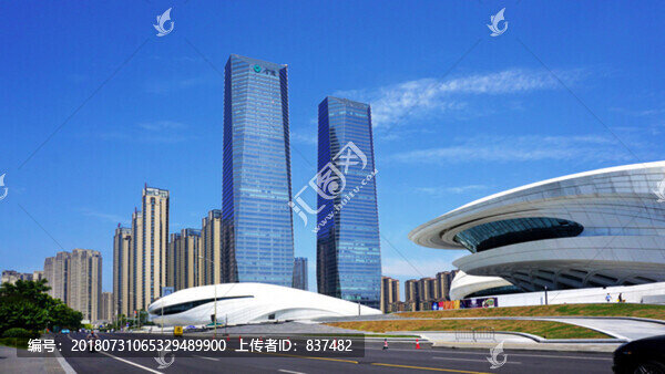 藍天下的城市建筑