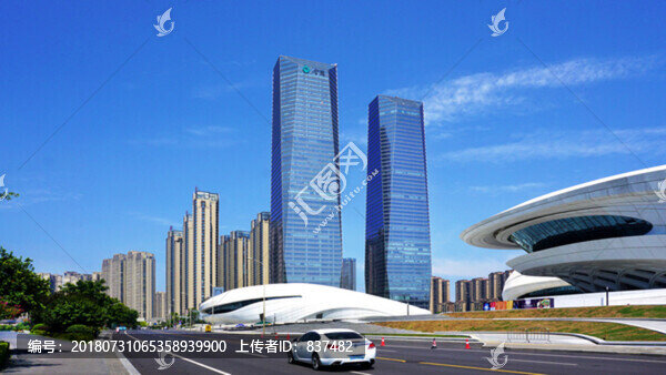 藍天下的城市建筑