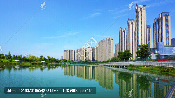 藍(lán)天下的城市建筑