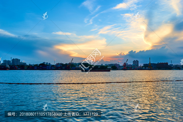 江邊風(fēng)光