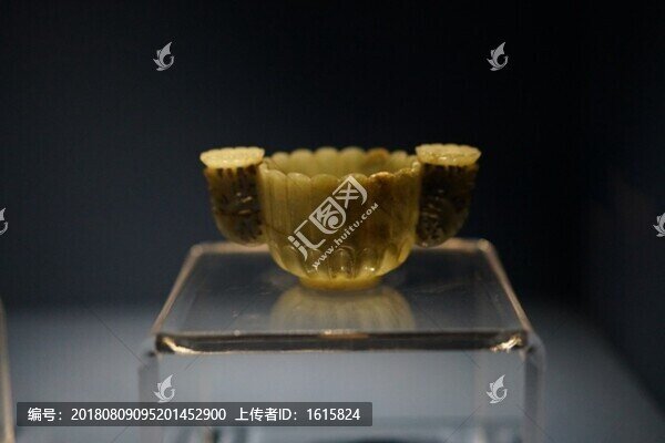 清代仿痕都斯坦青玉菊花形雙耳杯