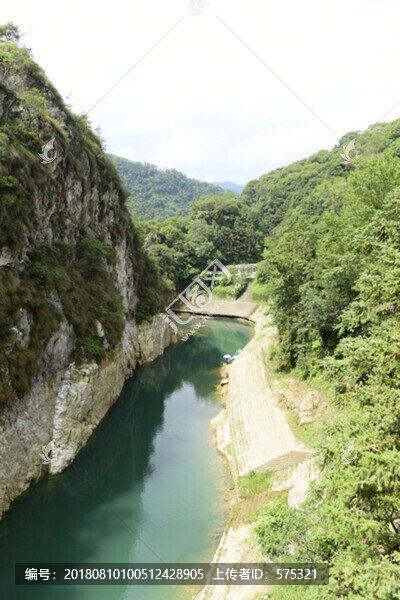 山巒湖泊