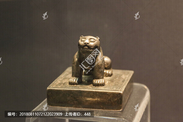 鄂爾多斯右翼前末旗虎鈕印
