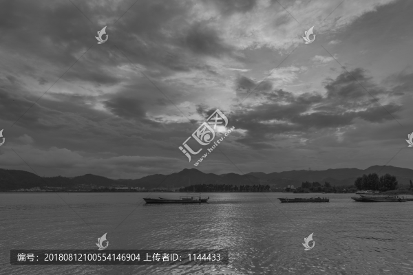 湖泊上空的烏云
