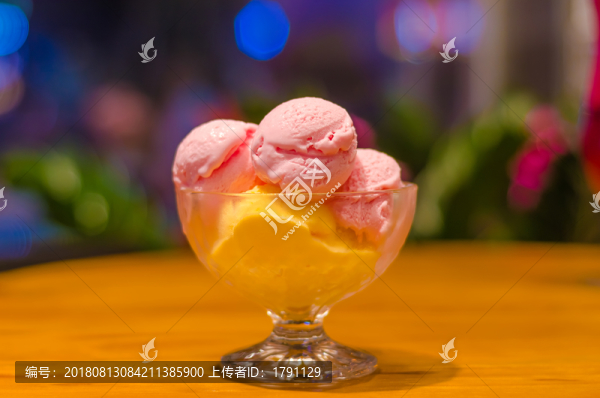 巧克力冰激淋草莓冰激淋