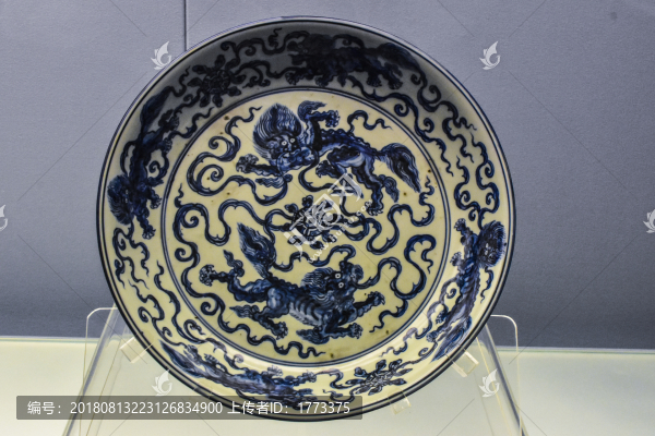 景德鎮(zhèn)窯青花雙獅戲球紋盤