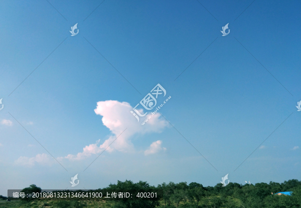 草原上的藍天白云