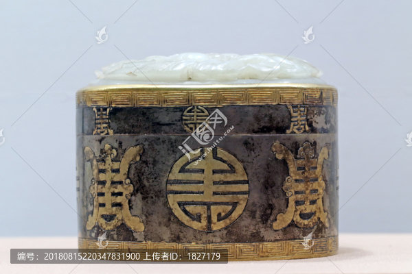 鑲玉萬(wàn)壽紋橢圓形銀香盒