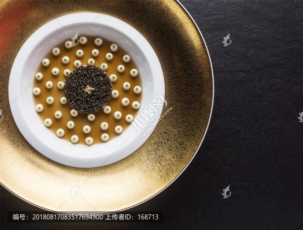 蟹肉魚子醬塔佐龍蝦凍及椰菜泥