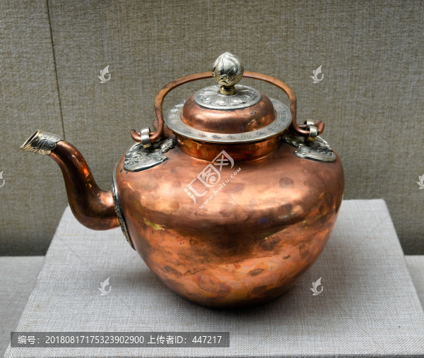 銅鏨花水壺
