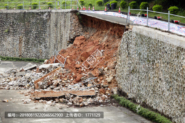 路面坍塌