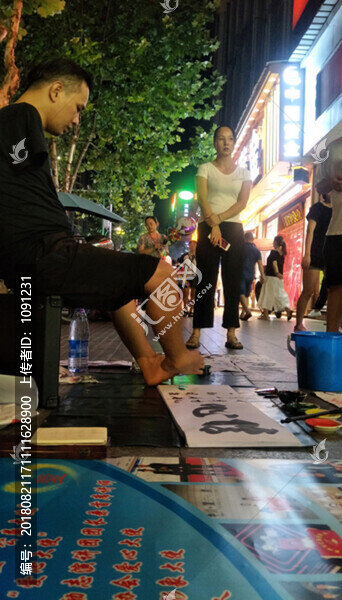 失去雙臂的人用腳畫(huà)圖