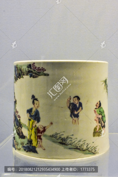 景德鎮(zhèn)窯粉彩人物圖筆筒