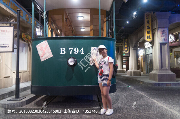 少女和老上海電車