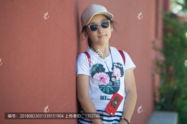 少女和紅墻